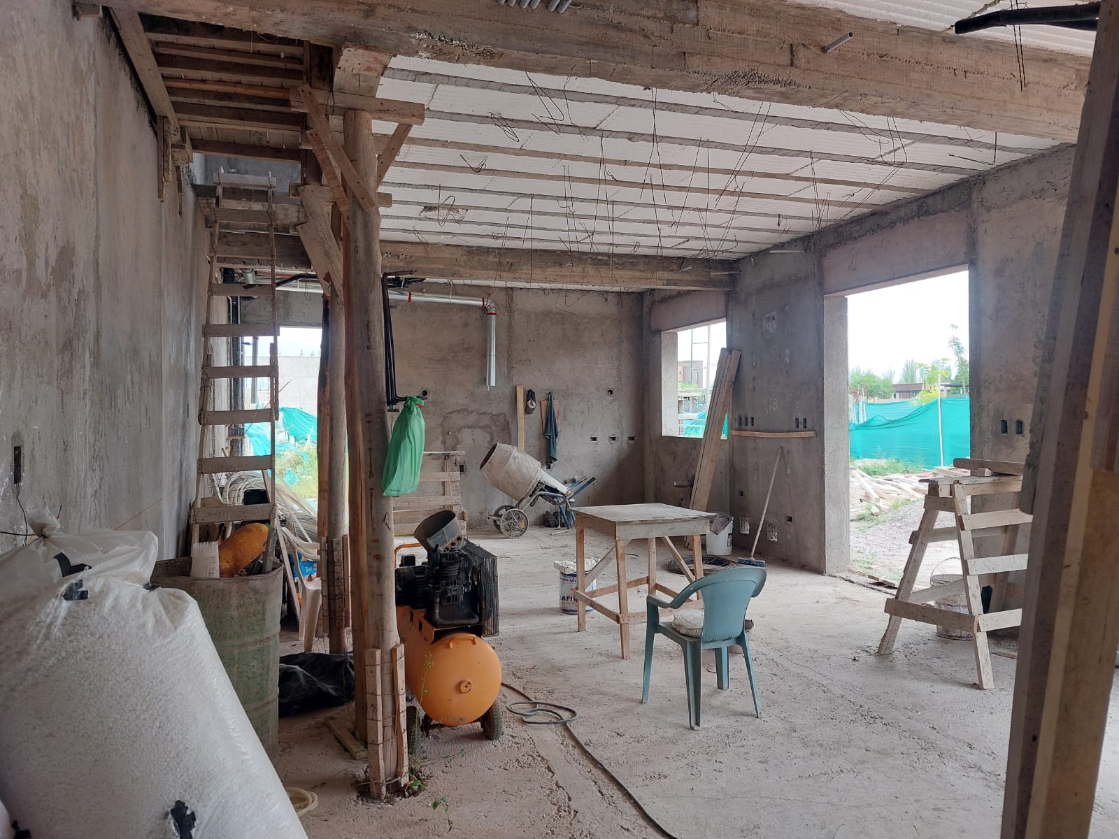 Ambiente principal en obra gris de Casa ALBA